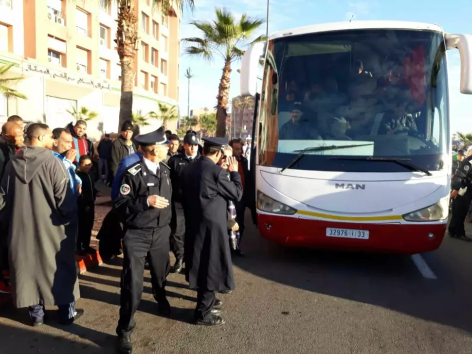 De tre mistenkte mennene ble pågrepet i denne bussen rett utenfor Marrakech torsdag. Foto: Kech24 / NTB scanpix