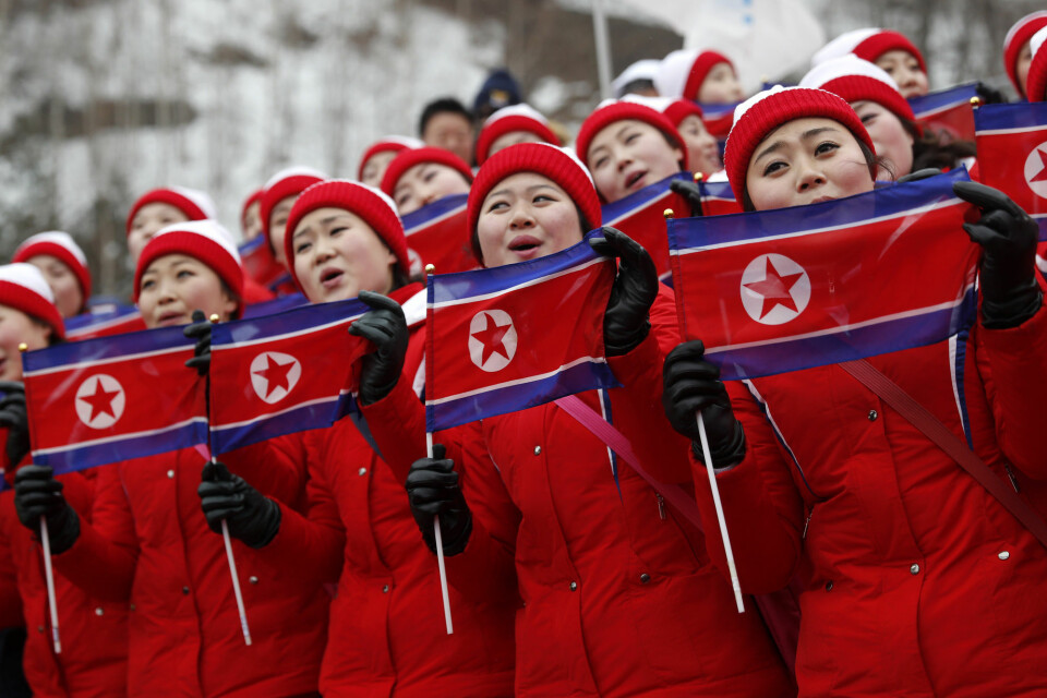 14. februar: vinter-OL i Pyeongchang blir også startskuddet på et forsonende år for Nord- og Sør-Korea. Her underholder nordkoreanske cheerleadere på tribunen i Yongpyong Alpine Centre i forbindelse med slalåmrennet for kvinner. Foto: Cornelius Poppe / NTB scanpix