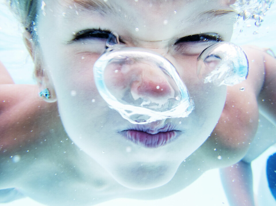 31. juli: NTBs fotografer er stadig ute for å ta illustrasjonsbilder. Dette blinkskuddet illustrerer barn som leker under vann. Foto: Gorm Kallestad / NTB scanpix