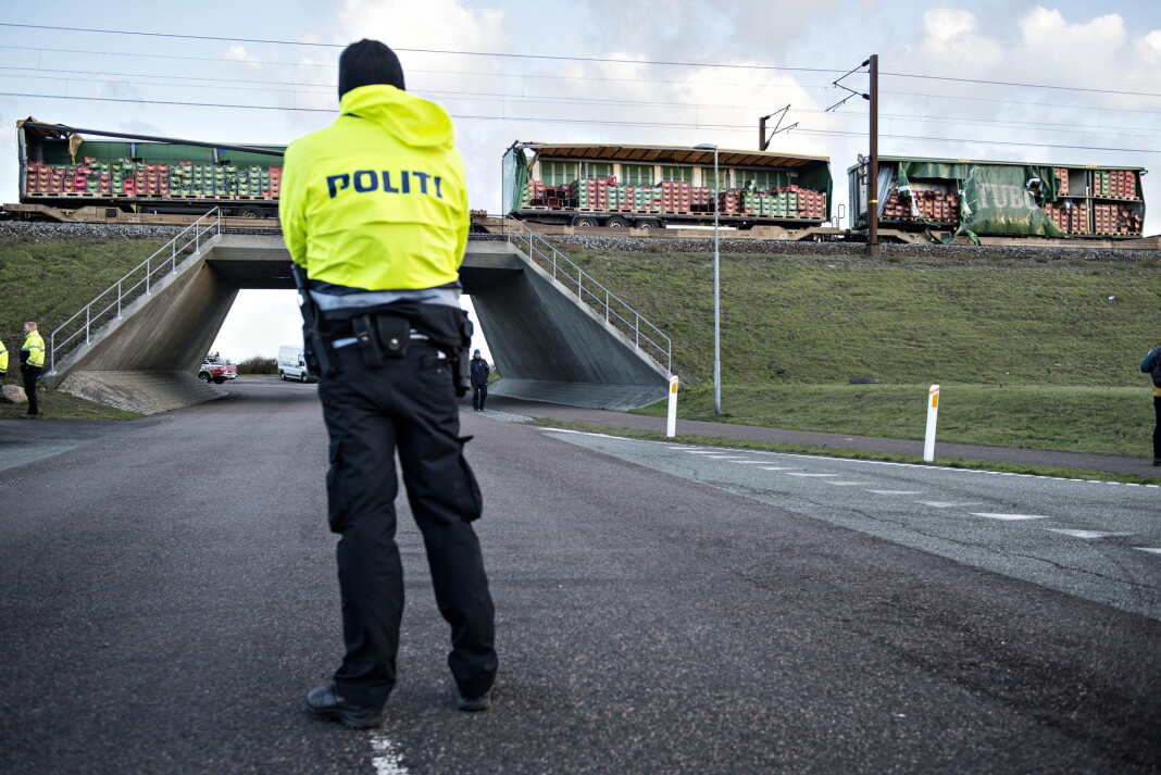 40 bilister som brukte mobiltelefonene sine til å ta bilder av ulykkestoget på Storebæltsbroen er bøtelagt av dansk politi. Foto: Michael Bager / Ritzau Scanpix / NTB scanpix 40 bilister som brukte mobiltelefonene sine til å ta bilder av ulykkestoget på Storebæltsbroen er bøtelagt av dansk politi. Foto: Michael Bager / Ritzau Scanpix / NTB scanpix