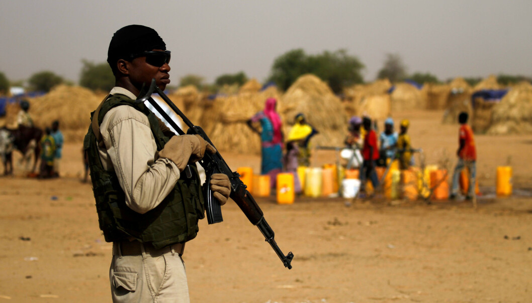 En nigeriansk soldat holder vakt utenfor en landsby. Foto: Reuters / NTB scanpix En nigeriansk soldat holder vakt utenfor en landsby. Foto: Reuters / NTB scanpix