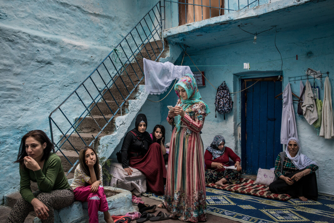 Den armenske fotografen Anush Babajanyan har fotografert livet i Sur i Diyarbakir i Tyrkia, der det i årevis har vært blodige konflikter mellom tyrkere, kurdere, armenere og andre etniske grupper. Foto: Anush Babajanyan Den armenske fotografen Anush Babajanyan har fotografert livet i Sur i Diyarbakir i Tyrkia, der det i årevis har vært blodige konflikter mellom tyrkere, kurdere, armenere og andre etniske grupper. Foto: Anush Babajanyan