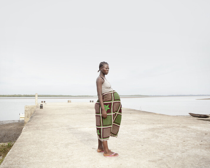 Francess Kenjah i Bonthe, Sierra Leone. Fra prosjektet «Crossing the river» av Valeria Scrilatti. Foto: Valeria Scrilatti Francess Kenjah i Bonthe, Sierra Leone. Fra prosjektet «Crossing the river» av Valeria Scrilatti. Foto: Valeria Scrilatti
