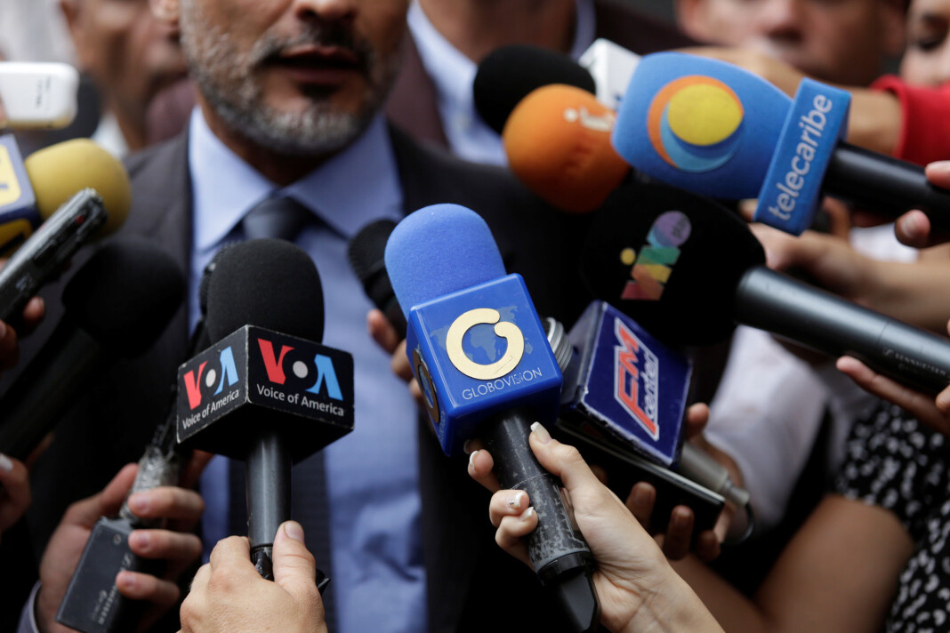 En ansatt ved den Raul Gorrin-eide TV-kanalen Globovision holder fram sin mikrofon. Arkivfoto: Reuters / NTB scanpix En ansatt ved den Raul Gorrin-eide TV-kanalen Globovision holder fram sin mikrofon. Arkivfoto: Reuters / NTB scanpix