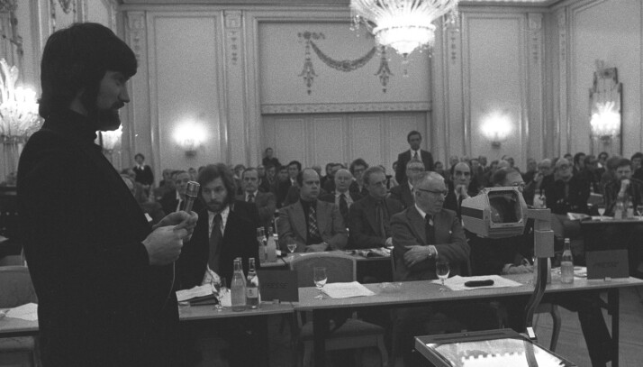 Petter Brodal fra NRK forteller norske redaktører tilbake i 1979 at tv-en kan brukes til mer enn å vise bilder. Foto: Bjørn Sigurdsøn / NTB scanpix Petter Brodal fra NRK forteller norske redaktører tilbake i 1979 at tv-en kan brukes til mer enn å vise bilder. Foto: Bjørn Sigurdsøn / NTB scanpix