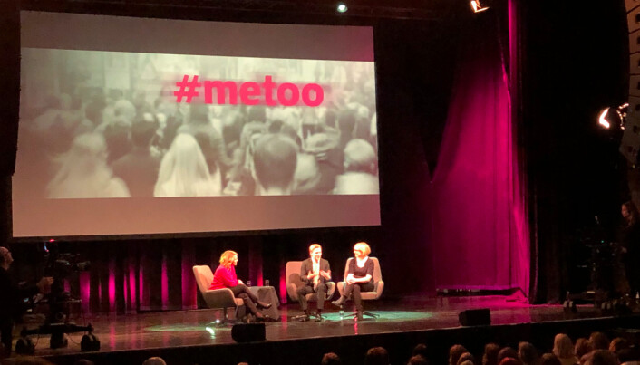 Ronan Farrow på scenen i Oslo, sammen med NRKs Gry Blekastad Almås og Aftenpostens kulturredaktør Sarah Sørheim. Foto: Roger Aarli-Grøndalen Ronan Farrow på scenen i Oslo, sammen med NRKs Gry Blekastad Almås og Aftenpostens kulturredaktør Sarah Sørheim. Foto: Roger Aarli-Grøndalen