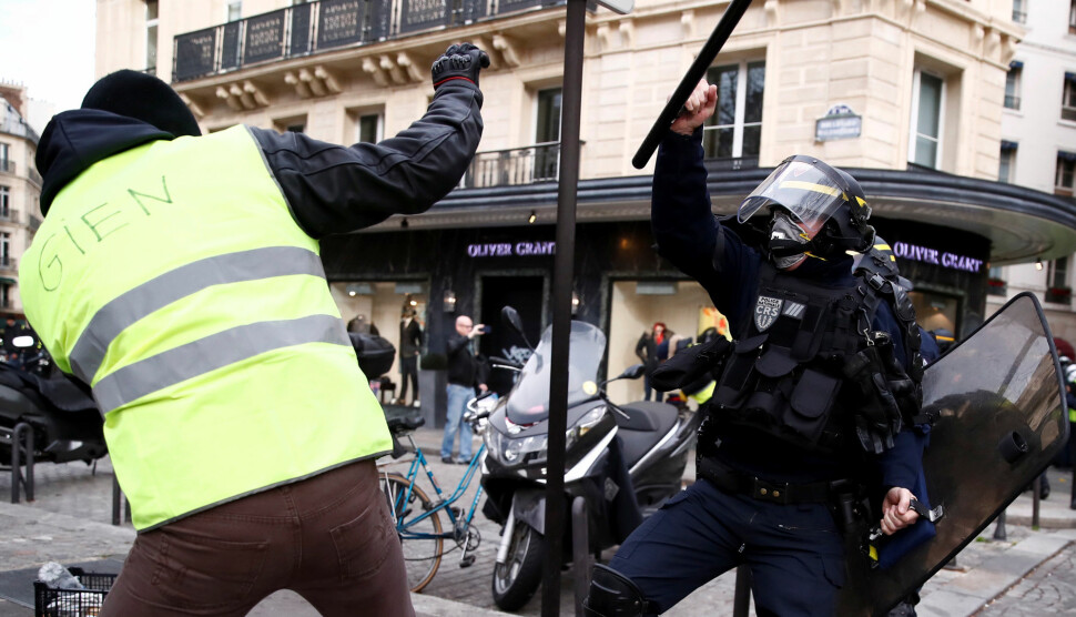 Politiet og demonstranter i håndgemeng under protester i Paris. Foto: Reuters / NTB scanpix