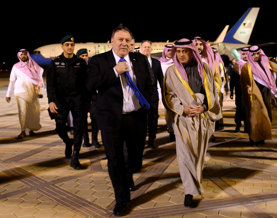 USAs utenriksminister Mike Pompeo og hans saudiarabiske motpart Adel al-Jubeir på flyplassen i Riyadh søndag. Foto: Andrew Caballero-Reynolds / AP / NTB scanpix