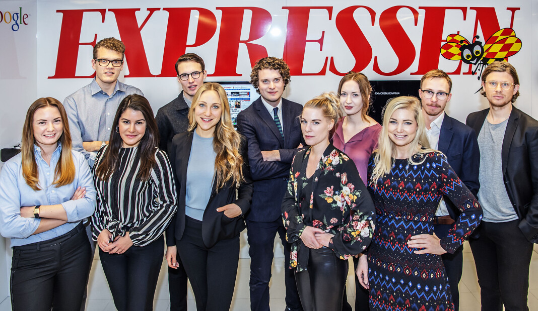 Noen av dem som nå skal jobbe i Expressen: Andre rad fra venstre: Albin Julin, Petter Östman, Daniel Ingmo, Filippa Rogvall, Philip Vestergård Nielsen og Anton Gymark. Første rad fra venstre: Emelie Rockler, Nicole Fältlöv Amiri, Alexandra Li Letterfors, Linette Israelsson og Linda Johansson.
Foto: Anna-Karin Nilsson Noen av dem som nå skal jobbe i Expressen: Andre rad fra venstre: Albin Julin, Petter Östman, Daniel Ingmo, Filippa Rogvall, Philip Vestergård Nielsen og Anton Gymark. Første rad fra venstre: Emelie Rockler, Nicole Fältlöv Amiri, Alexandra Li Letterfors, Linette Israelsson og Linda Johansson.
Foto: Anna-Karin Nilsson