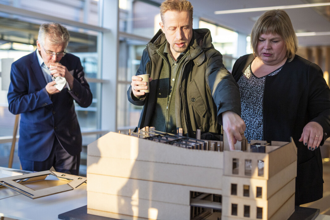 PFU-leder Alf Bjarne Johnsen, Faktisk-redaktør Kristoffer Egeberg og generalsekretær Elin Floberghagen i Norsk Presseforbund, betrakter modellen av Pressens hus. Foto: Kristine Lindebø PFU-leder Alf Bjarne Johnsen, Faktisk-redaktør Kristoffer Egeberg og generalsekretær Elin Floberghagen i Norsk Presseforbund, betrakter modellen av Pressens hus. Foto: Kristine Lindebø