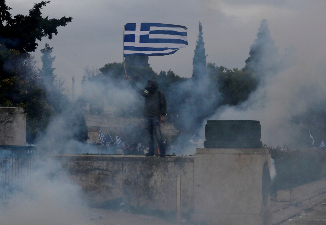 Demonstranter kjemper mot opprørspoliti i Hellas søndag. Foto: Reuters / NTB scanpix Demonstranter kjemper mot opprørspoliti i Hellas søndag. Foto: Reuters / NTB scanpix
