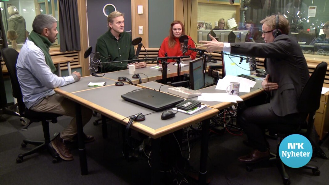 – Der er døren, sa programleder Espen Aas til komiker Yousef Hadaoui. Her sammen med Trond Kvernstrøm og Trine Lise Olsen. Skjermdump NRK – Der er døren, sa programleder Espen Aas til komiker Yousef Hadaoui. Her sammen med Trond Kvernstrøm og Trine Lise Olsen. Skjermdump NRK
