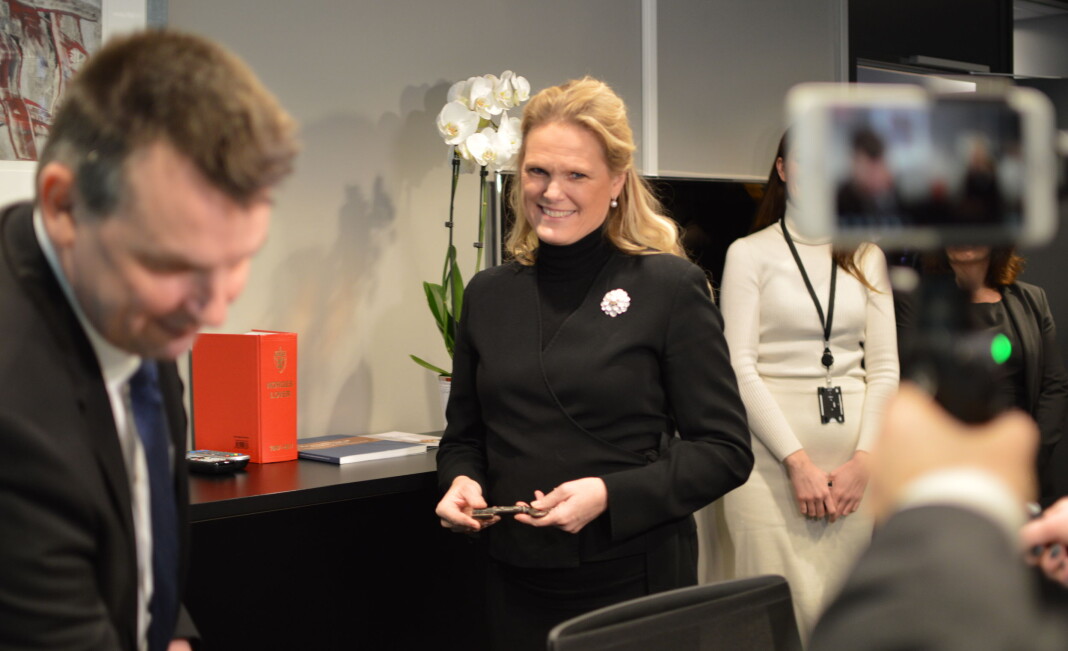 Ingvil Smines Tybring-Gjedde mottok nøkkelen til sitt nye kontor av justisminister Tor Mikkel Wara i Nydalen i Oslo tirsdag. Foto: Nils Martin Silvola Ingvil Smines Tybring-Gjedde mottok nøkkelen til sitt nye kontor av justisminister Tor Mikkel Wara i Nydalen i Oslo tirsdag. Foto: Nils Martin Silvola