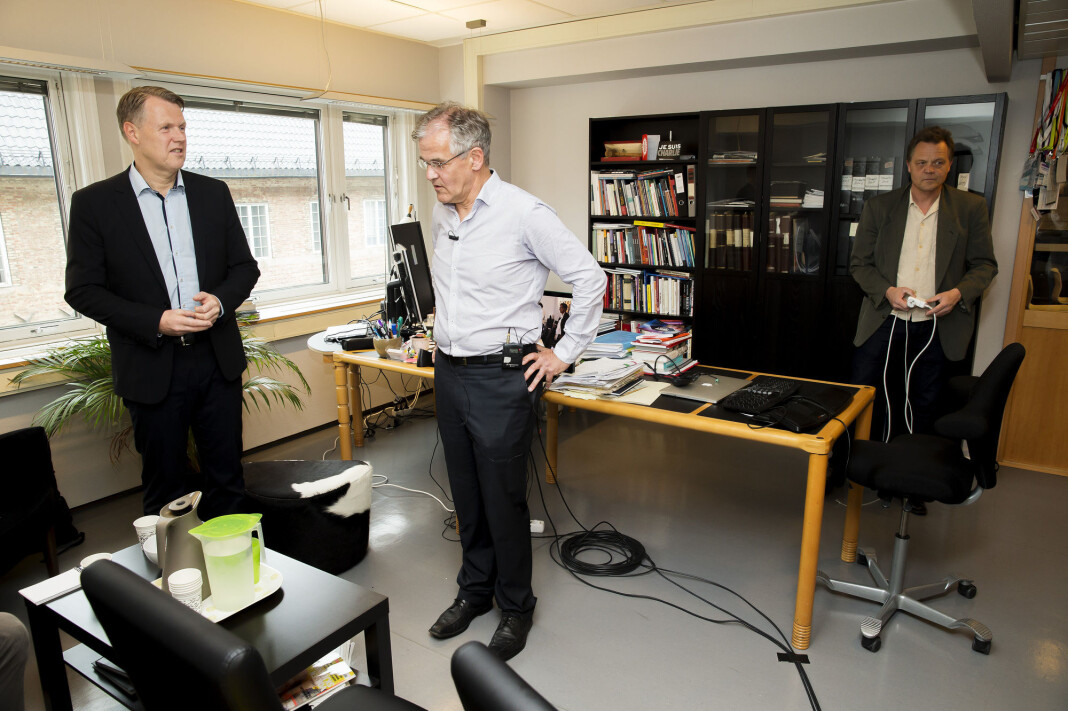 Kirurg Per Kristian Eide (til venstre), Anders Cappelen (bak) og PFU-leder Alf Bjarne Johnsen før PFUs behandling i 2015 av klagen fra Anders Cappelen på vegne av kirurg Per Kristian Eide mot TV 2, og mot NTB, Aftenposten og Bergens Tidende for sitatsaker. Foto: Cornelius Poppe / NTB scanpix Kirurg Per Kristian Eide (til venstre), Anders Cappelen (bak) og PFU-leder Alf Bjarne Johnsen før PFUs behandling i 2015 av klagen fra Anders Cappelen på vegne av kirurg Per Kristian Eide mot TV 2, og mot NTB, Aftenposten og Bergens Tidende for sitatsaker. Foto: Cornelius Poppe / NTB scanpix