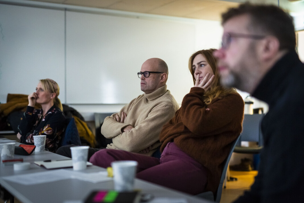 Juryen for stillbilder i Årets bilde 2018 sitter stille mens nyhetsbildene går over skjermen. Fra venstre: Sigrid Nygaard, Eirik Brekke, Line Ørnes Søndergaard og Lars Dareberg. Foto: Kristine Lindebø Juryen for stillbilder i Årets bilde 2018 sitter stille mens nyhetsbildene går over skjermen. Fra venstre: Sigrid Nygaard, Eirik Brekke, Line Ørnes Søndergaard og Lars Dareberg. Foto: Kristine Lindebø