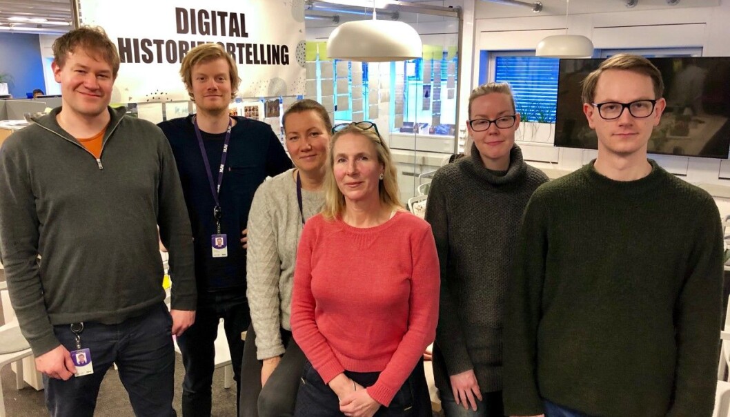 Saken om gameren Mats Steen er den mest leste på nrk.no noensinne, og blir snart publisert i engelskspråklig versjon hos BBC. Teamet bak saken, fra venstre: Grafiker Andre Håker, journalist Mads Nyborg Støstad,SoMe-redigerer Gry Kårstad, journalist Vicky Schaubert, grafiker Lene Sæther, og spillekspert Martin Gundersen. Fotograf Patrick da Silva Sæther og prosjektleder Maria Elsness var ikke tilstede på bildet. Foto: Reidar Kristiansen / NRK Saken om gameren Mats Steen er den mest leste på nrk.no noensinne, og blir snart publisert i engelskspråklig versjon hos BBC. Teamet bak saken, fra venstre: Grafiker Andre Håker, journalist Mads Nyborg Støstad,SoMe-redigerer Gry Kårstad, journalist Vicky Schaubert, grafiker Lene Sæther, og spillekspert Martin Gundersen. Fotograf Patrick da Silva Sæther og prosjektleder Maria Elsness var ikke tilstede på bildet. Foto: Reidar Kristiansen / NRK