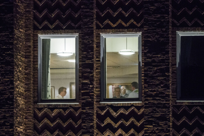 En pause i det fire timer lange møte i Aps sentralstyret om varslingssakene mot Trond Giske . – Bildet er kanskje ikke det mest spennende, men er viktig dokumentasjon, historiefortelling og journalistikk, sier fotografen. Foto: Tore Kristiansen En pause i det fire timer lange møte i Aps sentralstyret om varslingssakene mot Trond Giske . – Bildet er kanskje ikke det mest spennende, men er viktig dokumentasjon, historiefortelling og journalistikk, sier fotografen. Foto: Tore Kristiansen
