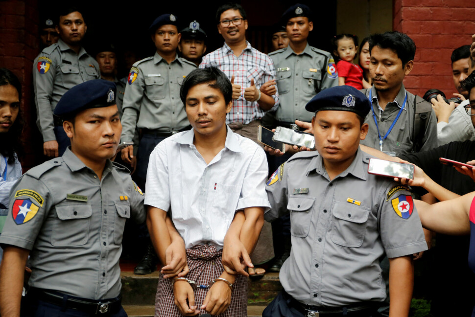 Kyaw Soe Oo (til venstre) og Wa Lone er dømt til sju års fengsel for ulovlig besittelse av hemmelig materiale. Både de og arbeidsgiver Reuters sier anklagene mot mennene er falske. Foto: Reuters / NTB scanpix