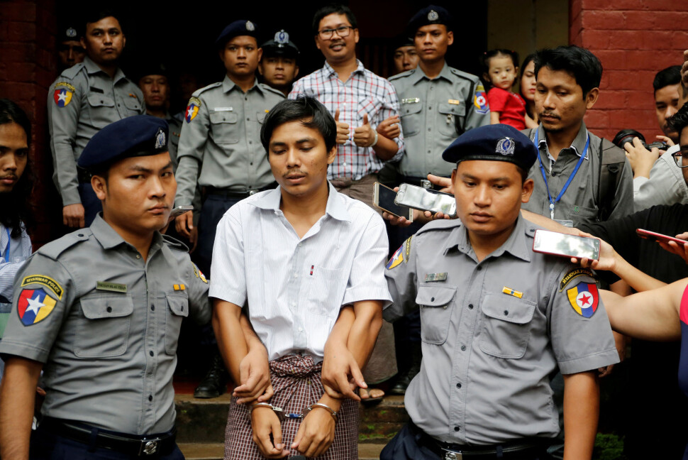 Kyaw Soe Oo (til venstre) og Wa Lone er dømt til sju års fengsel for ulovlig besittelse av hemmelig materiale. Både de og arbeidsgiver Reuters sier anklagene mot mennene er falske. Foto: Reuters / NTB scanpix Kyaw Soe Oo (til venstre) og Wa Lone er dømt til sju års fengsel for ulovlig besittelse av hemmelig materiale. Både de og arbeidsgiver Reuters sier anklagene mot mennene er falske. Foto: Reuters / NTB scanpix