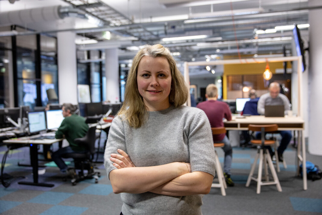 NRK Hordaland-journalist Stine Mari Velsvik skrev masteroppgave om hva som skjer med nyhetsvideoer når de klippes om for sosiale medier. Foto: Christine Kongsvik NRK Hordaland-journalist Stine Mari Velsvik skrev masteroppgave om hva som skjer med nyhetsvideoer når de klippes om for sosiale medier. Foto: Christine Kongsvik