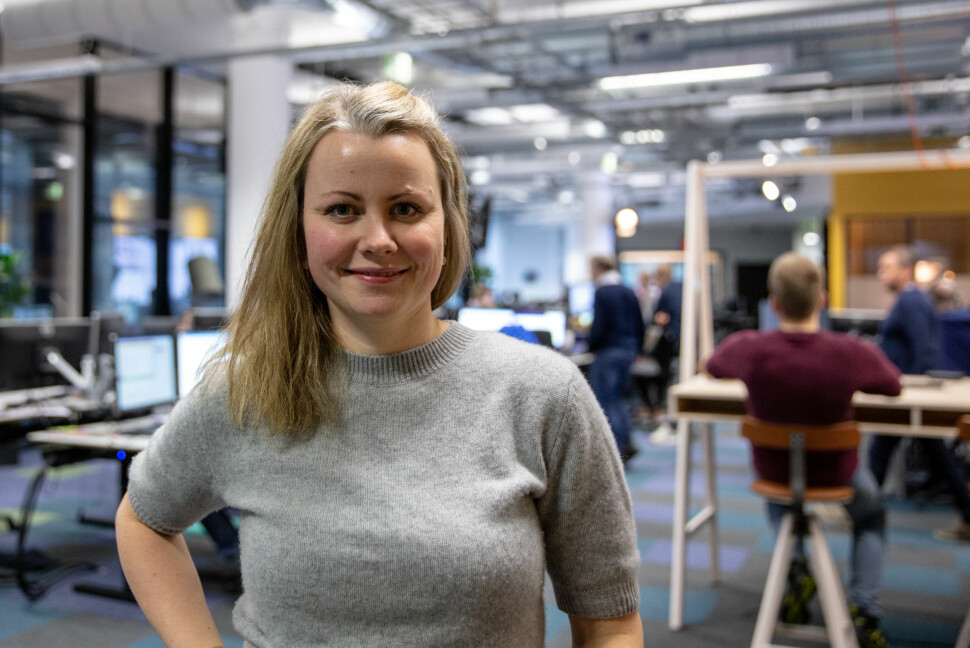 NRK Hordaland-journalist Stine Mari Velsvik skrev masteroppgave om nyheter som publiseres i sosiale medier. Foto: Christine Kongsvik