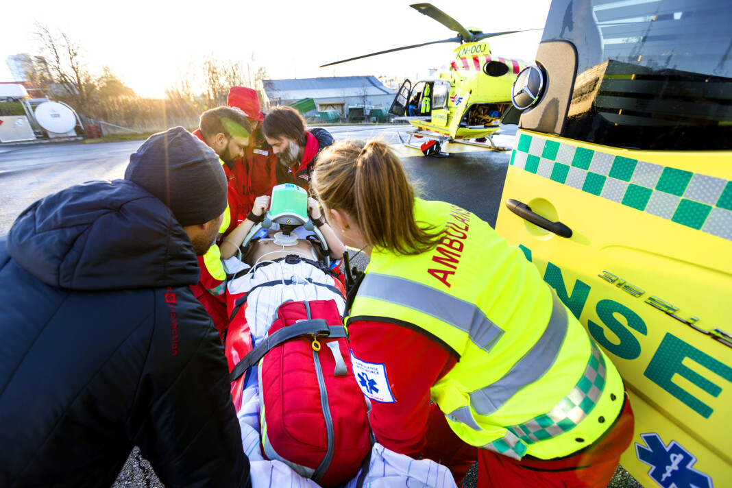 Ambulansearbeiderne sier de ofte blir forstyrret av tilskuere som filmer og tar bilder. Illustrasjonsfoto: Gorm Kallestad / NTB scanpix Ambulansearbeiderne sier de ofte blir forstyrret av tilskuere som filmer og tar bilder. Illustrasjonsfoto: Gorm Kallestad / NTB scanpix