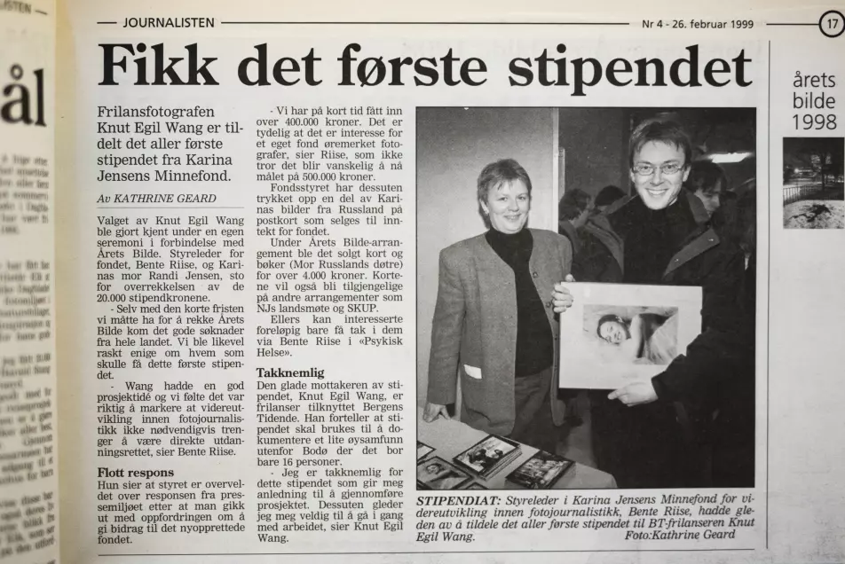 Knut Egil Wang mottok det aller første stipendet fra Karina Jensens Minnefond. Her er oppslaget i Journalisten, 26. februar 1999.