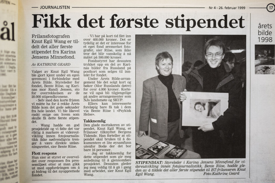 Knut Egil Wang mottok det aller første stipendet fra Karina Jensens Minnefond. Her er oppslaget i Journalisten, 26. februar 1999. Knut Egil Wang mottok det aller første stipendet fra Karina Jensens Minnefond. Her er oppslaget i Journalisten, 26. februar 1999.