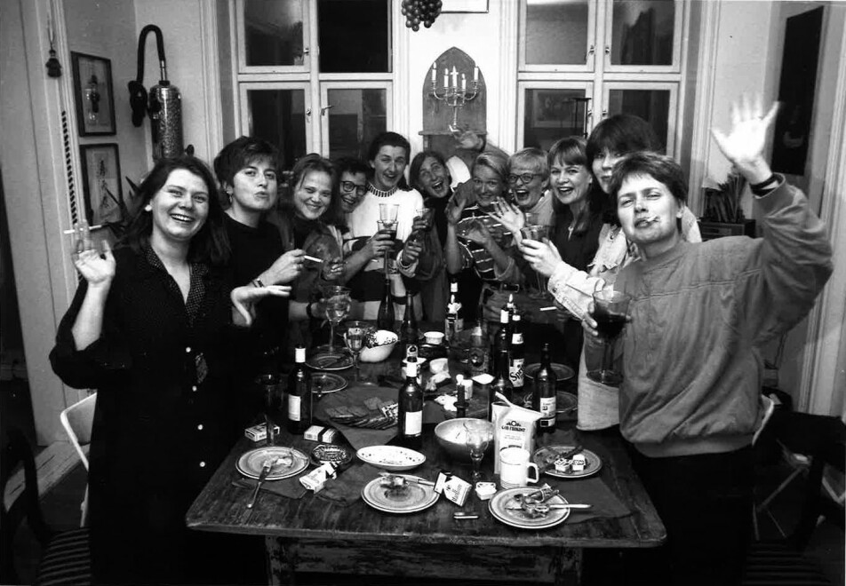 Karina Jensen (hvit genser i midten) og flere av de andre «PK-jentene», som dette bildet fra Journalisten i mars 1993 er merket. Ytterst t.v er Annemor Larsen og ytterst t.h. Mimsy Møller. Foto: Kathrine Geard / Journalisten