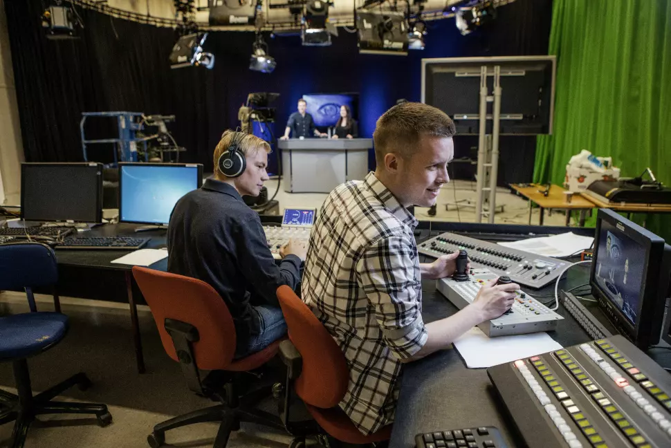 Studentene ved journalistikkutdanningen i Volda er mest fornøyde. Her i TV-studio. Foto: Marius Beck Dahle (Pressefoto)