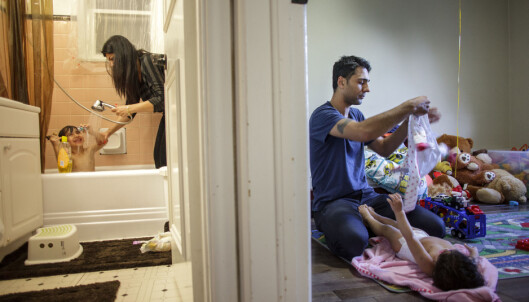 Gelareh Esmailie og Mohammad Babazadeh steller unger i familiens nye hjem i Canada. De forlot Iran av politiske grunner og kom til Norge, men reiste videre etter fem år fordi mulighetene for gode jobber var bedre i Canada. Foto: Javad Parsa Gelareh Esmailie og Mohammad Babazadeh steller unger i familiens nye hjem i Canada. De forlot Iran av politiske grunner og kom til Norge, men reiste videre etter fem år fordi mulighetene for gode jobber var bedre i Canada. Foto: Javad Parsa
