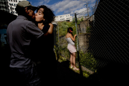 Mina Torabzadegan er en aktiv feminist og mener sharialover i Iran har gjort vold mot kvinner lovlig. Hun måtte flykte fra hjemlandet sammen med datteren Diana, og bor nå i Norge sammen med kjæresten. Foto: Javad Parsa Mina Torabzadegan er en aktiv feminist og mener sharialover i Iran har gjort vold mot kvinner lovlig. Hun måtte flykte fra hjemlandet sammen med datteren Diana, og bor nå i Norge sammen med kjæresten. Foto: Javad Parsa