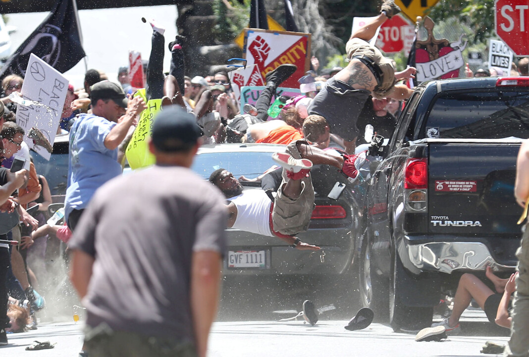 Demonstranter i Charlottesville, Virginia demonstrerer mot den høyreekstreme organisasjonen «Unite The Right», idet en bil kjører inn i folkemengden. Foto: Ryan M. Kelly, The Daily Progress via Reuters / NTB scanpix Demonstranter i Charlottesville, Virginia demonstrerer mot den høyreekstreme organisasjonen «Unite The Right», idet en bil kjører inn i folkemengden. Foto: Ryan M. Kelly, The Daily Progress via Reuters / NTB scanpix