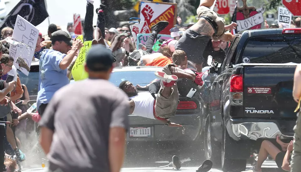 Demonstranter i Charlottesville, Virginia demonstrerer mot den høyreekstreme organisasjonen «Unite The Right», idet en bil kjører inn i folkemengden. Foto: Ryan M. Kelly, The Daily Progress via Reuters / NTB Scanpix