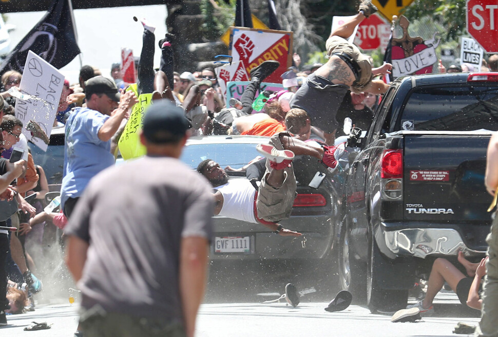 Demonstranter i Charlottesville, Virginia demonstrerer mot den høyreekstreme organisasjonen «Unite The Right», idet en bil kjører inn i folkemengden. Foto: Ryan M. Kelly, The Daily Progress via Reuters / NTB scanpix