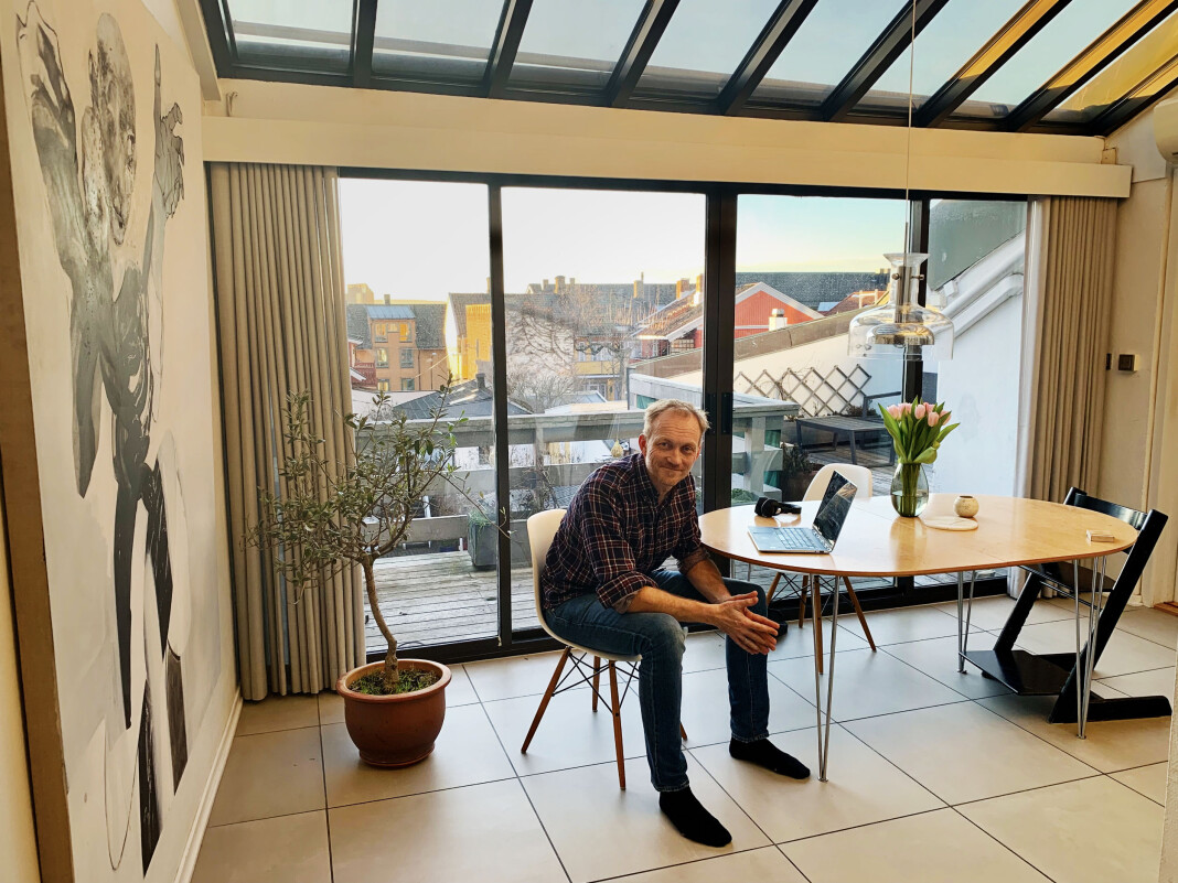 Redaktør i Rett24 Kjetil Kolsrud fra hjemmekontoret. Han mener TV-mediumet har store utfordringer i dagens mediehverdag. Foto: Privat Redaktør i Rett24 Kjetil Kolsrud fra hjemmekontoret. Han mener TV-mediumet har store utfordringer i dagens mediehverdag. Foto: Privat