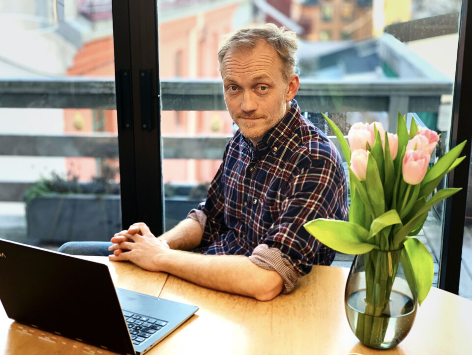 Redaktør i Rett24, Kjetil Kolsrud, her på sitt hjemmekontor. Foto: Privat