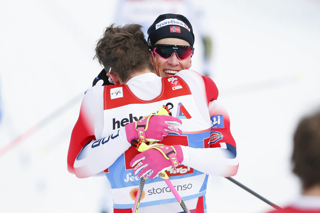Johannes Høsflot Klæbo og Emil Iversen gratulerer hverandre etter seieren i lagsprint i ski-VM. Over én million TV-seere fikk med seg bragden på NRK. Foto: Fredrik Hagen / NTB scanpix