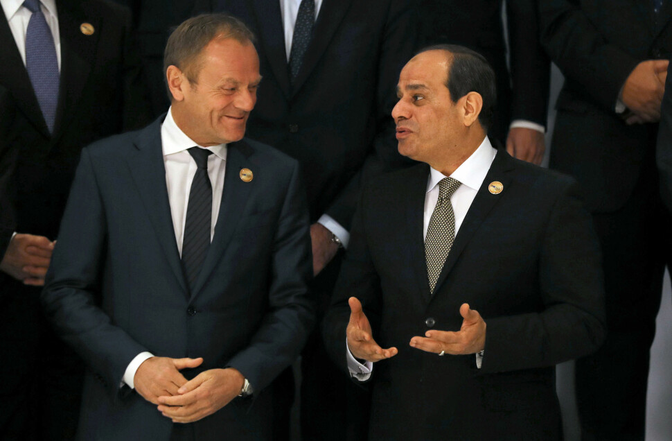 Egypts president Abdel Fattah al-Sisi (til høyre), her sammen med EUs president Donald Tusk i forbindelse med «familiefoto» på det europeisk-arabiske toppmøtet i Sharm el-Sheikh. Foto: Reuters / NTB scanpix