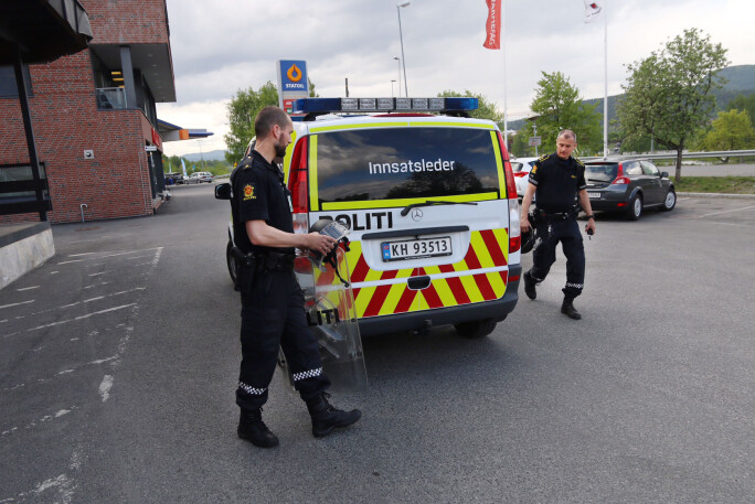 DER DET SKJEDDE: En mann med jaktkniv tok seg i 2016 inn på lensmannskontoret i Nedre Eiker. Her er politiaksjonen over, og tre minutter senere kunne man like så godt tatt til takke med et arkivfoto av bygningen. Foto: Vegard M. Aas / Presse 3.0 DER DET SKJEDDE: En mann med jaktkniv tok seg i 2016 inn på lensmannskontoret i Nedre Eiker. Her er politiaksjonen over, og tre minutter senere kunne man like så godt tatt til takke med et arkivfoto av bygningen. Foto: Vegard M. Aas / Presse 3.0
