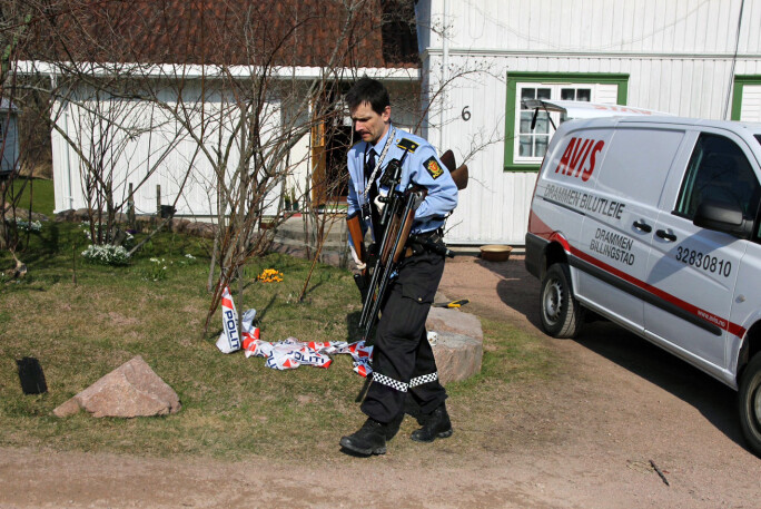 NÅR DET SKJER: Politiet gjorde i 2014 beslag av store mengder alkohol og våpen hos en lokal politiker etter en låvebrann i Svelvik natten før. Deler av beslaget lot seg fotografere som følge av tips, ikke som følge av opplysninger fra politiet. Foto: Vegard M. Aas / Presse 3.0 NÅR DET SKJER: Politiet gjorde i 2014 beslag av store mengder alkohol og våpen hos en lokal politiker etter en låvebrann i Svelvik natten før. Deler av beslaget lot seg fotografere som følge av tips, ikke som følge av opplysninger fra politiet. Foto: Vegard M. Aas / Presse 3.0
