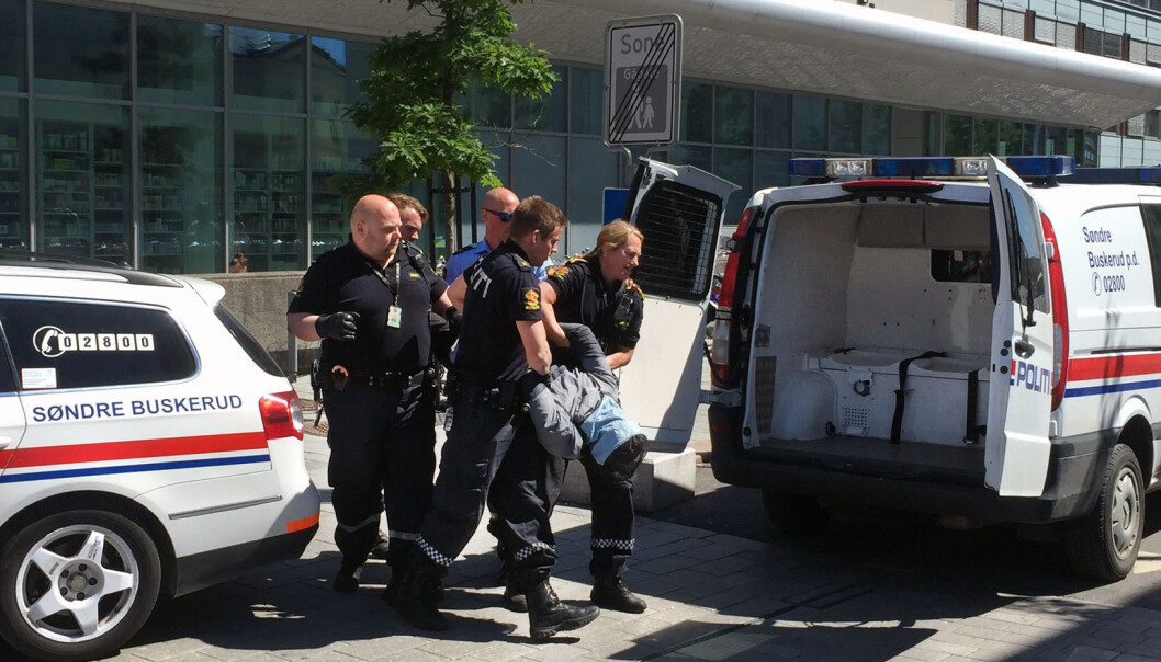 NÅR DET SKJER: Når politiet aksjonerer er tipsere gull verdt. Twitter-meldingen kom såpass sent at et annet bilde i beste fall ville vært av en politibil utenfor stasjonen. Foto: Vegard M. Aas / Presse 3.0 NÅR DET SKJER: Når politiet aksjonerer er tipsere gull verdt. Twitter-meldingen kom såpass sent at et annet bilde i beste fall ville vært av en politibil utenfor stasjonen. Foto: Vegard M. Aas / Presse 3.0