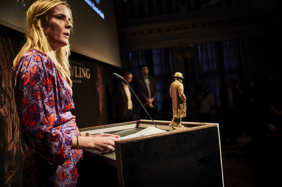 Eva Jung under utdelingen av den prestisjefylte Cavling-prisen. I bakgrunnen står hennes to kolleger fra Berlingske, Simon Bendtsen og Michael Lund. Foto: Jonas Pryner Andersen / Dansk Journalistforbund Eva Jung under utdelingen av den prestisjefylte Cavling-prisen. I bakgrunnen står hennes to kolleger fra Berlingske, Simon Bendtsen og Michael Lund. Foto: Jonas Pryner Andersen / Dansk Journalistforbund