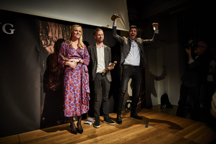Glade prisvinnere på scenen: Eva Jung, Simon Bendtsen og Michael Lund. Foto: Jonas Pryner Andersen / Dansk Journalistforbund