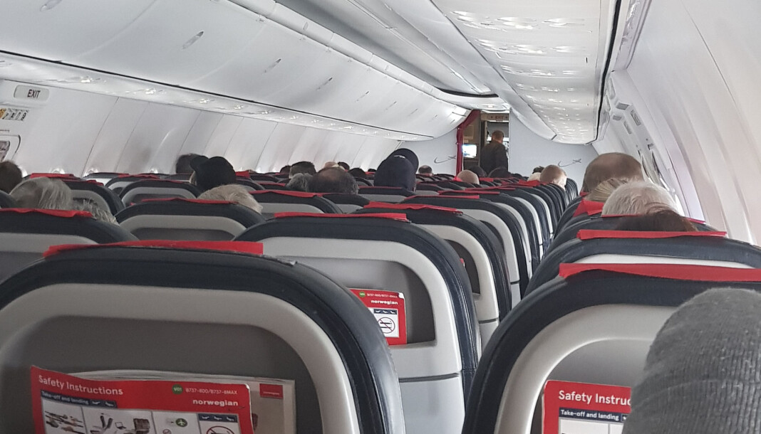 Passasjerene på Norwegian-flyet som ble utsatt for en bombetrussel i Alta, ble lenge holdt igjen i flyet. Foto: Kevin Gonaseelan / NTB scanpix Passasjerene på Norwegian-flyet som ble utsatt for en bombetrussel i Alta, ble lenge holdt igjen i flyet. Foto: Kevin Gonaseelan / NTB scanpix