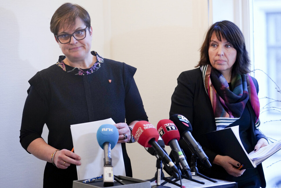 Ordfører Ragnhild Aashaug (til venstre) og rådmann Siv Stuedal Sjøvold i Tolga kommune, under en pressekonferanse i forbindelse med VGs Tolga-dekning. Foto: Fredrik Hagen / NTB scanpix