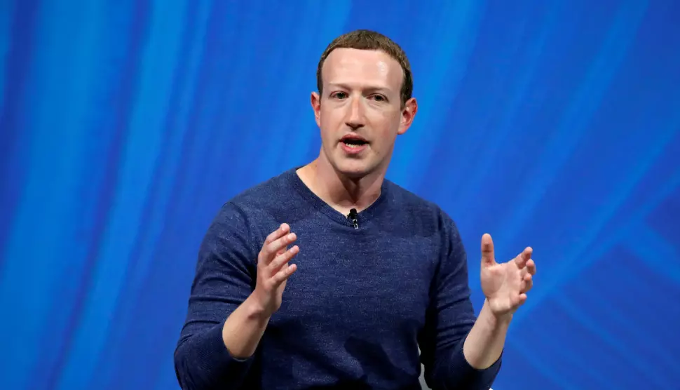 Facebook-sjef Mark Zuckerberg vil finne fram hengelåsen og gi nøkkelen til brukerne. Foto: Charles Platiau / Reuters / NTB scanpix