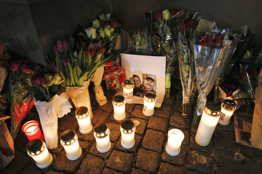 Blomster og lys som ble satt ut ved Oslo domkirke for å minnes Maren Ueland og hennes danske venninne som ble drept i Marokko. Foto: Fredrik Hagen / NTB scanpix Blomster og lys som ble satt ut ved Oslo domkirke for å minnes Maren Ueland og hennes danske venninne som ble drept i Marokko. Foto: Fredrik Hagen / NTB scanpix
