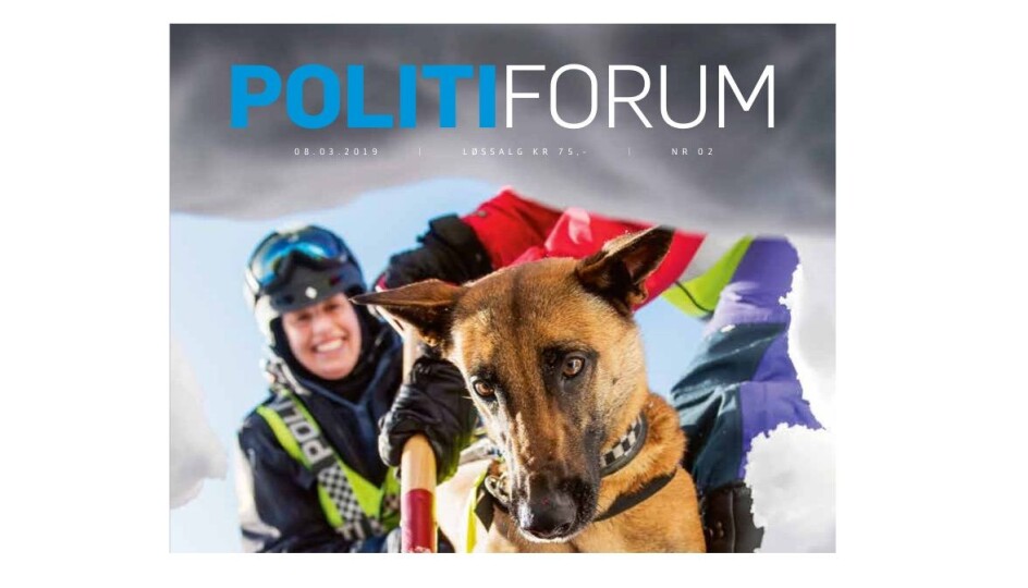 I 8.mars-utgaven av Politiforum er alle personer som er avbildet med synlig ansikt, kvinner. Forsiden preges av politibetjent og hundefører Gjertrud Strand, med hunden Kilo. Foto: Faksimile I 8.mars-utgaven av Politiforum er alle personer som er avbildet med synlig ansikt, kvinner. Forsiden preges av politibetjent og hundefører Gjertrud Strand, med hunden Kilo. Foto: Faksimile