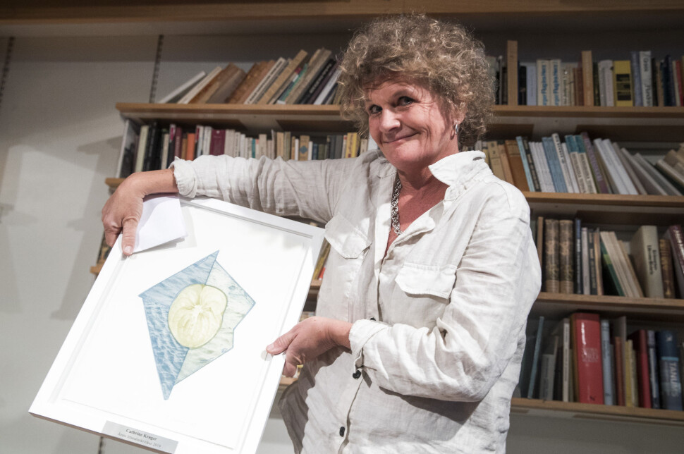 Cathrine Krøger mottok beviset på at hun er årets litteraturkritiker 2019 på Litteraturhuset i Oslo torsdag. Foto: Terje Pedersen / NTB Scanpix Cathrine Krøger mottok beviset på at hun er årets litteraturkritiker 2019 på Litteraturhuset i Oslo torsdag. Foto: Terje Pedersen / NTB Scanpix